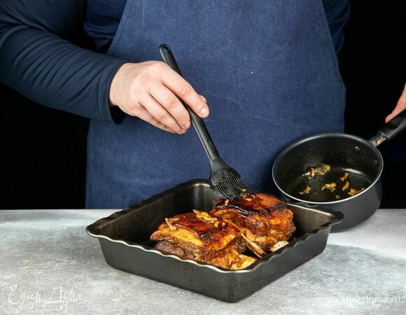 Достаньте ребра из духовки, снимите фольгу, обмажьте с помощью кисточки глазурью и запекайте еще 15 минут.