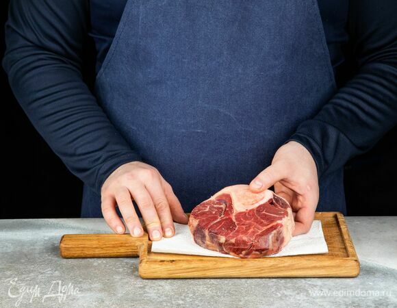 Достаньте из пачки голяшку для оссобуко ТМ «Стейковка», промокните бумажным полотенцем.