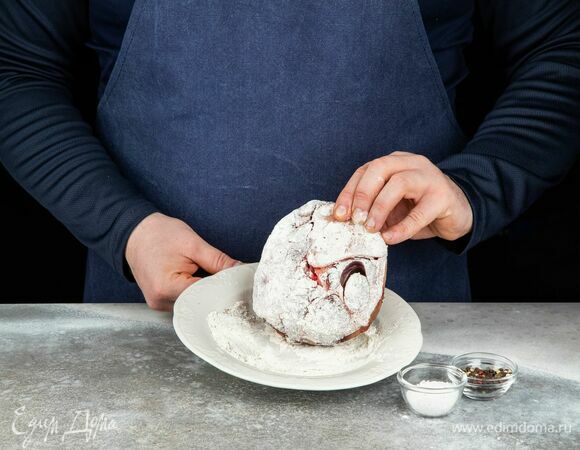 На плоской тарелке смешайте муку, соль и перец. Обваляйте в этой смеси голяшку. Лишнюю муку стряхните.