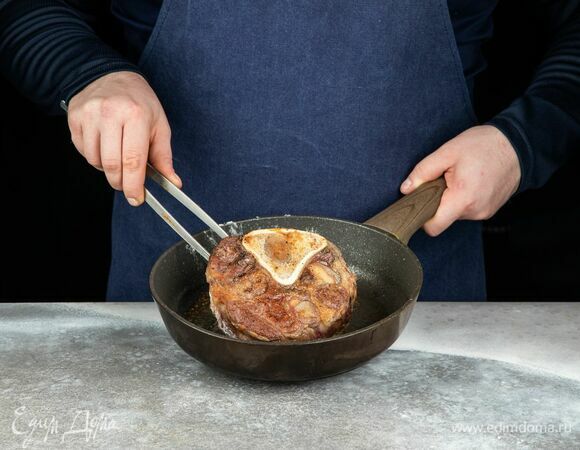 В сковороду влейте оливковое масло. На высоком огне обжарьте мясо до золотистости с двух сторон. Уберите со сковороды.