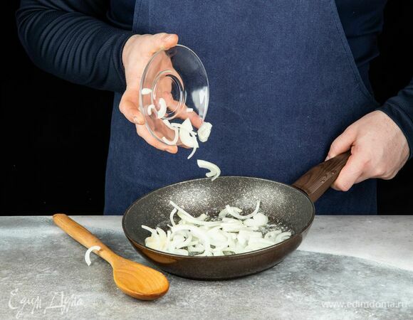 Лук очистите и нарежьте полукольцами. В сковороде разогрейте сливочное масло и пассеруйте лук 3 минуты на высоком огне, постоянно помешивая.