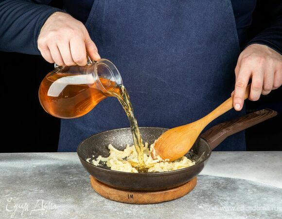 Влейте бульон.