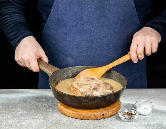 К соусу выложите обжаренное мясо, накройте сковороду крышкой, убавьте огонь и тушите на минимальном огне 1,5 часа.