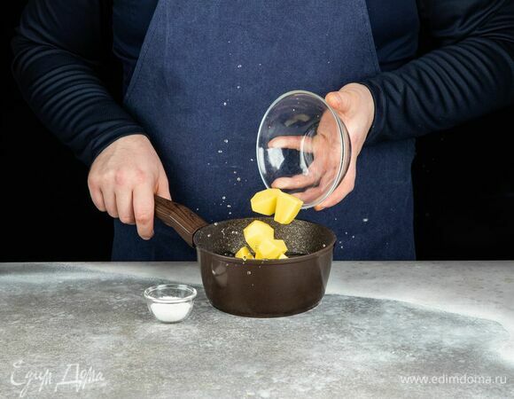 Картофель очистите, крупно нарежьте и залейте водой, посолите. Варите на среднем огне около 25 минут до готовности.