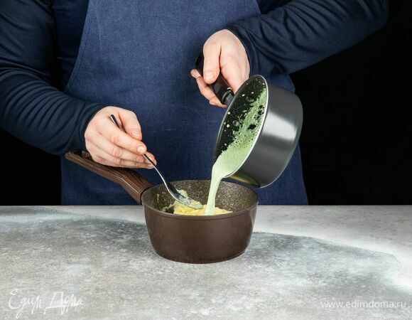 Шпинат со сливками пробейте блендером. Добавьте к картофельному пюре и перемешайте венчиком. Посолите по вкусу.