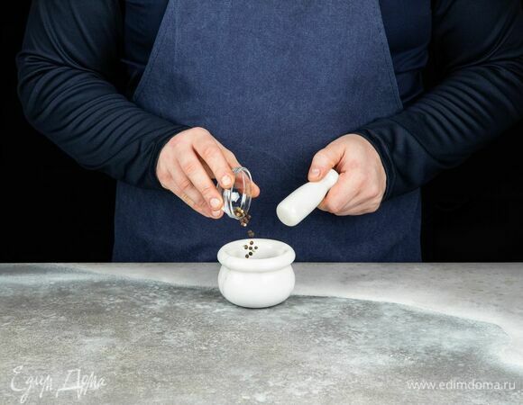 Для соуса разомните смесь перцев в ступке.