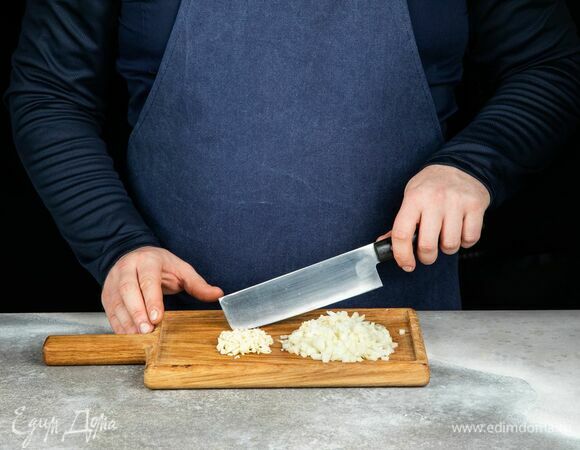 Лук и чеснок мелко нарежьте.