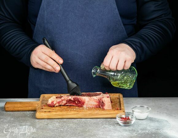 Стриплойн на кости ТМ «Стейковка» промокните бумажным полотенцем. Посолите и поперчите, смажьте маслом.