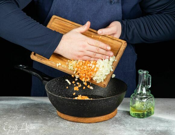 Лук, морковь, сельдерей и чеснок нарежьте и обжарьте на оливковом масле.