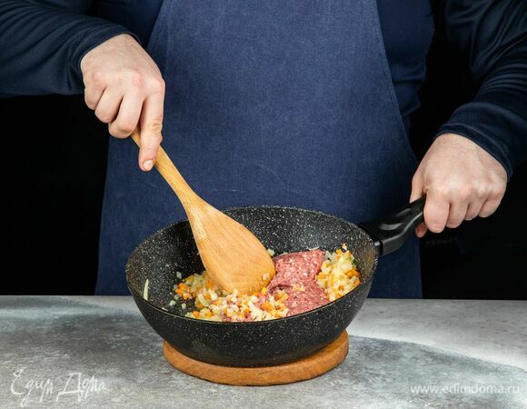 Добавьте фарш говяжий «По-домашнему» ТМ «Стейковка» и готовьте 10 минут.