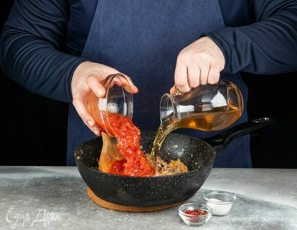 Добавьте перетертые помидоры, бульон, соль и перец. Тушите 30 минут.