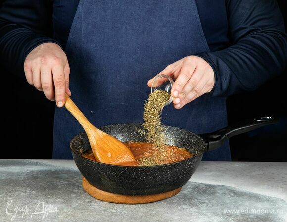 Всыпьте смесь итальянских трав. Тушите 3 минуты.