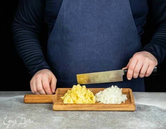 Картофель отварите в подсоленной воде и нарежьте кубиком. Лук мелко порубите.