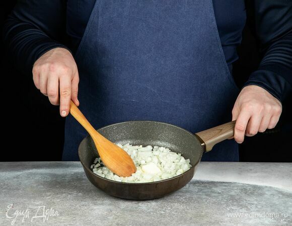 Лук обжарьте на смеси сливочного и растительного масла до золотистости.