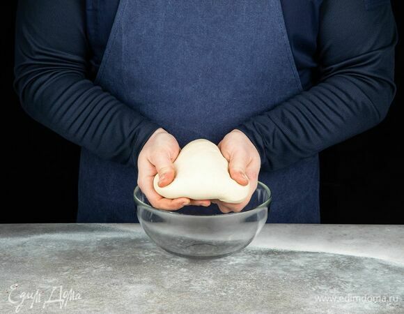 Размягченное сливочное масло смешайте с мукой до образования крошки. Постепенно влейте воду и добавьте соль, заместите тесто. Остудите его в холодильнике в течение получаса.