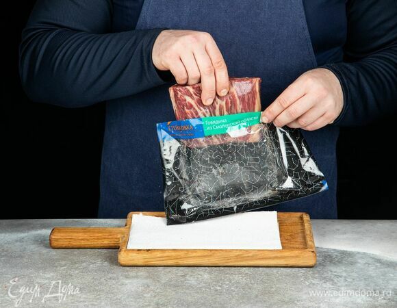 Антрекот ТМ «Стейковка» промокните бумажным полотенцем, чтобы убрать лишнюю влагу.