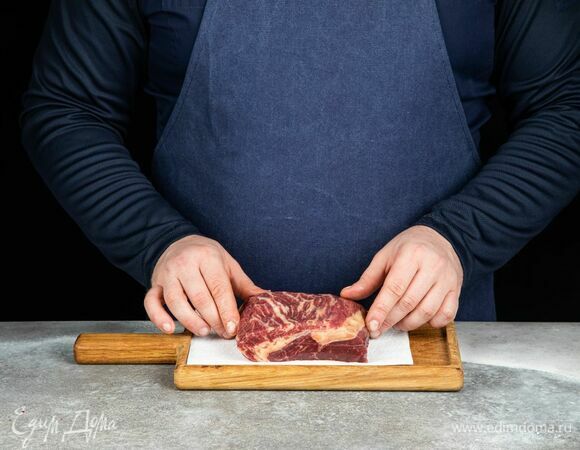 Нарежьте мясо мелкими кубиками. Удалите прожилки при необходимости.