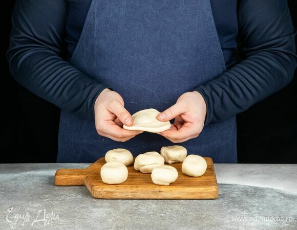 Тесто разделите на 6–7 частей.
