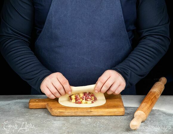 Каждую часть раскатайте в тонкий пласт. Вырежьте круги, в середину положите начинку, защипните края.