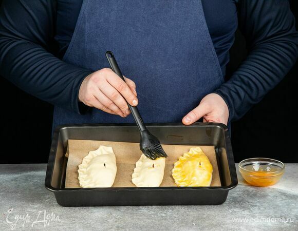 Смажьте заготовки взбитым желтком. Выпекайте около 20 минут при 200°C.