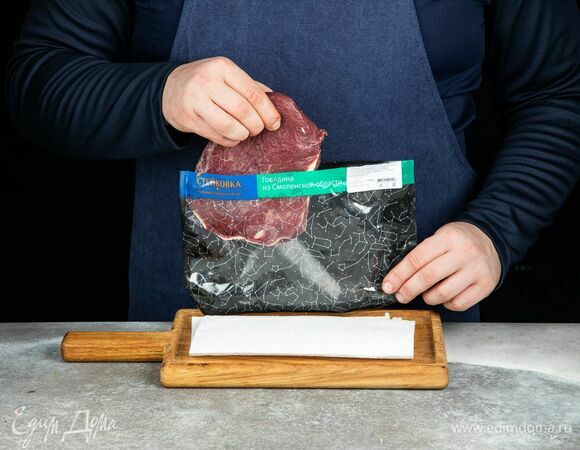 Щековину говяжью ТМ «Стейковка» промокните бумажным полотенцем.