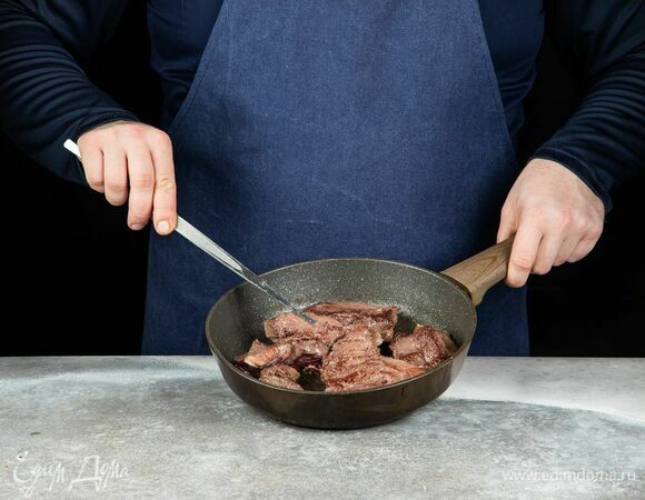 Обжарьте на сковороде в растительном масле до румяной корочки.