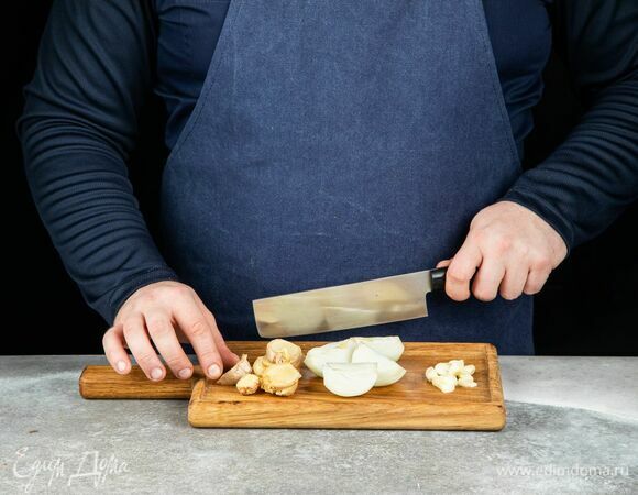 Лук, чеснок и имбирь крупно нарежьте.