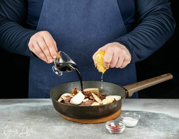 Влейте соевый соус и сок одного лимона. Посолите, поперчите.