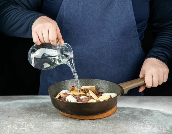 Добавьте воду, накройте крышкой и томите до мягкости около 1,5 часов.