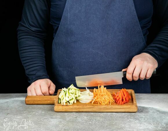 Морковь, цукини, болгарский перец, лук нарежьте соломкой.