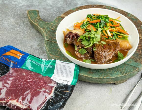 Подавайте говяжьи щечки с овощным гарниром.