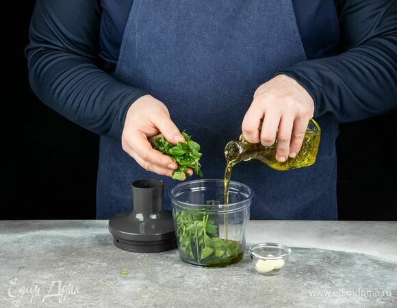 Оливковое масло пробейте в блендере с чесноком и зеленью.