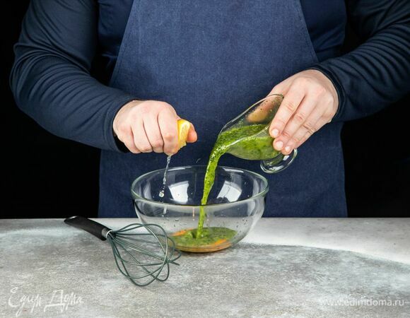 В глубокую чашу выложите желток, влейте получившееся зеленое масло и лимонный сок. Взбейте венчиком.