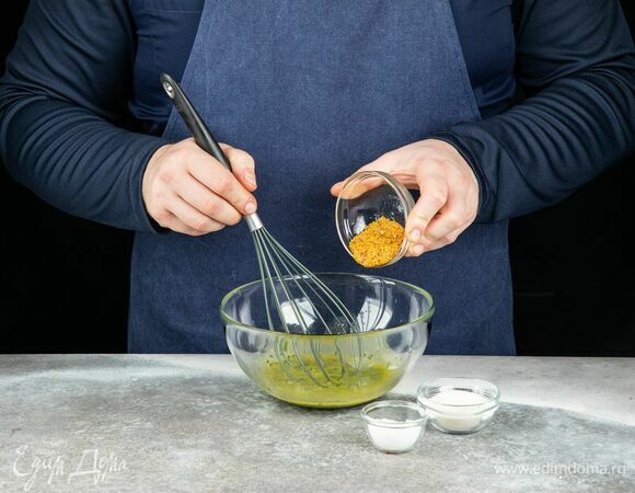 Добавьте соль, сахар и горчицу. Перемешайте венчиком до однородной консистенции.