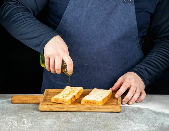 Хлеб полейте маслом и подсушите на сковороде-гриль.
