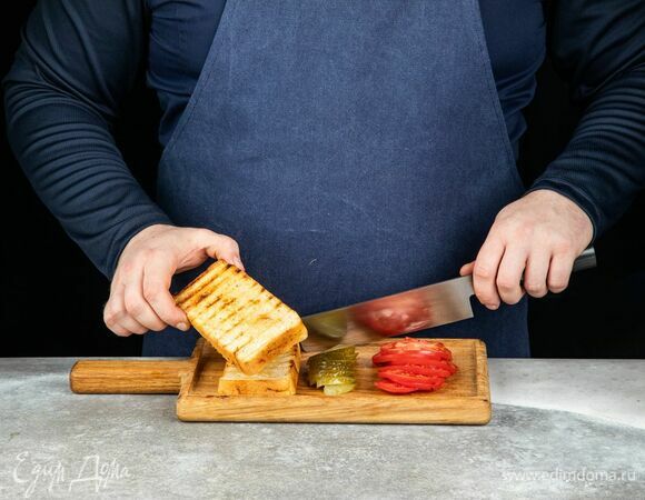 Маринованные огурцы и помидоры нарежьте слайсами.