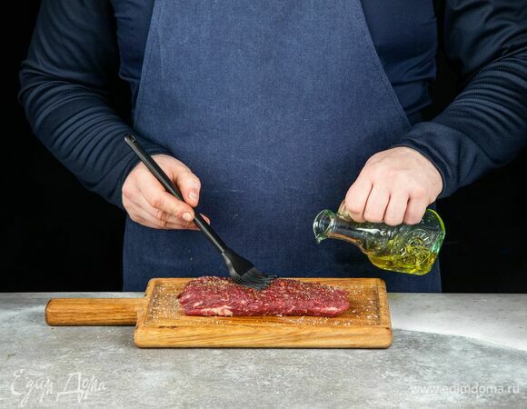 Посолите, поперчите, смажьте оливковым маслом.