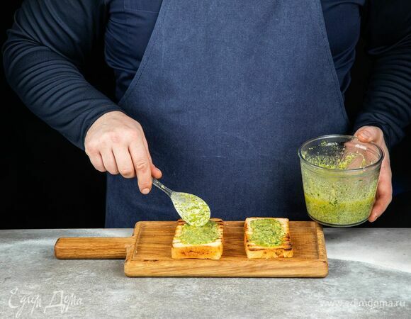 На хлеб нанесите небольшое количество соуса.