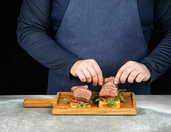 Сверху выложите слайсы мяса и полейте соусом.