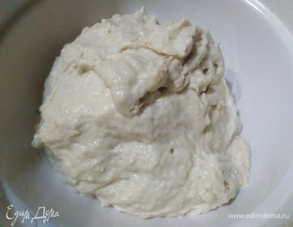 5 г ржаного стартера достать из холодильника, оставить на 1 час. Затем добавить 15 г пшеничной муки и 15 г воды. Перемешать, оставить на 6 часов. Далее к активному стартеру всыпать 120 г пшеничной муки и влить 90 г воды.