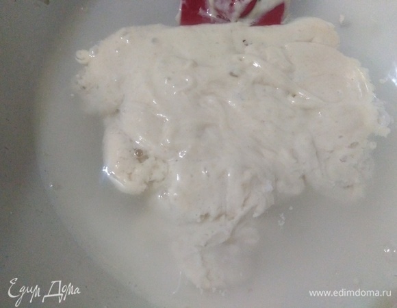 Готовим тесто. Закваску смешать с водой.