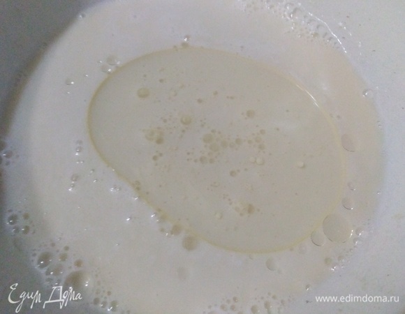 Добавить соль, мед, растительное масло.