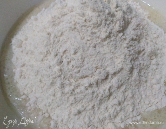 Всыпать муку.