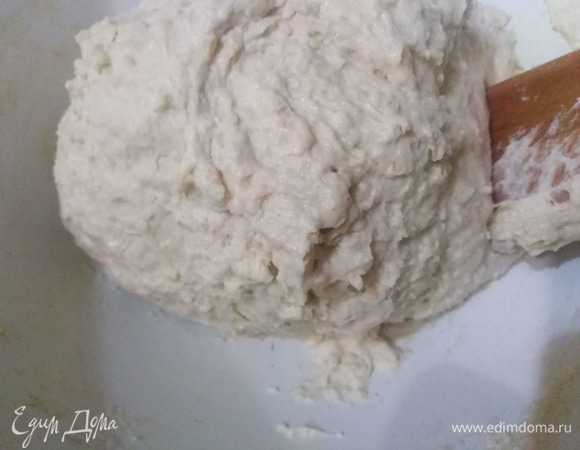 Замесить липкое тесто.