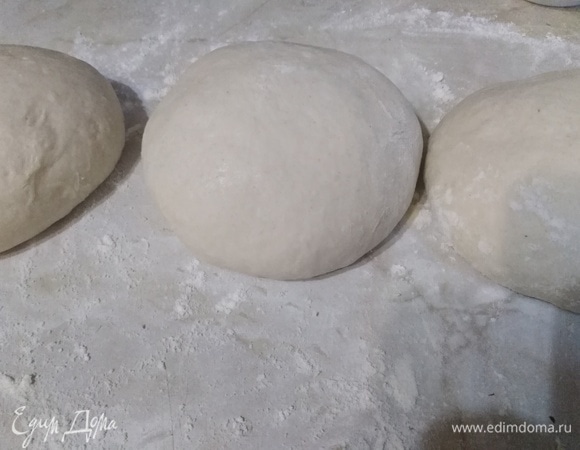 Разделить на 3 части. Накрыть полотенцем, оставить отдыхать. Тем временем разогреть духовку до максимума.