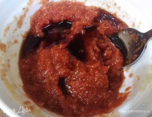 Приготовить соус. В томатную пасту добавить сахар, соль, перемолотый в пюре репчатый лук, травы и соевый соус. Подготовить и нарезать начинку.