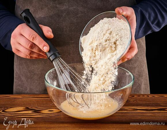 Просейте муку. Добавляйте ее в яично-молочную смесь небольшими порциями, постоянно помешивая. Муки может понадобиться больше.
