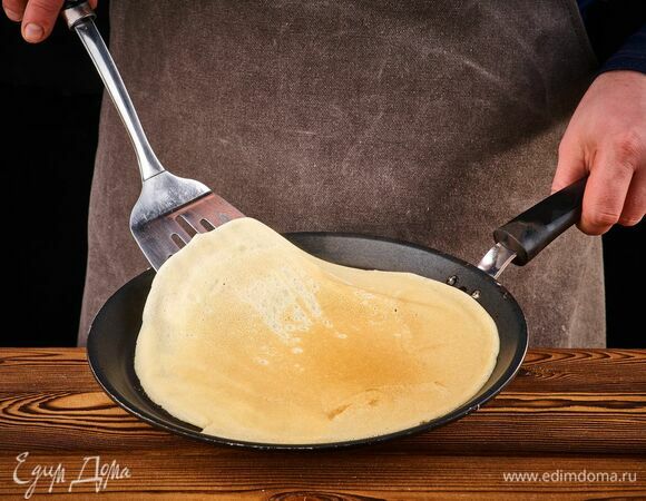 Разогрейте сковороду и слегка смажьте растительным маслом. Пожарьте блины.