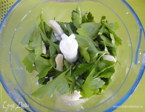 Сыр с листиками петрушки и чесноком измельчить в блендере. Духовку разогреть до 190°C.