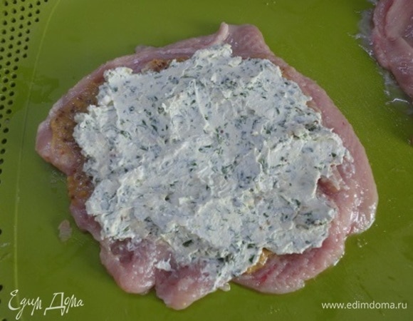 Каждую грудку выложить на доску, разрезать вдоль, не доходя до конца, раскрыть, как книгу, разровнять и немного отбить. На каждую грудку выложить половину начинки, не доходя до края, и свернуть нетугим рулетом.
